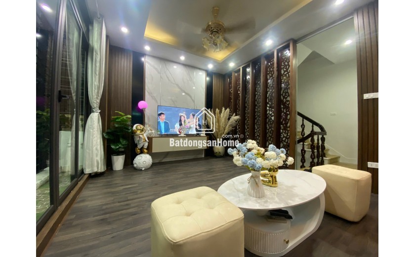 NHÀ ĐẸP Ở XUÂN THỦY -PHÂN LÔ - Ô TÔ - LÔ GÓC 2 MẶT NGÕ - 2 THOÁNG - VEW ĐH BÁO CHÍ TUYÊN TRUYỀN - KHU VỰC VIP - DÂN TRÍ CAO - AN SINH ĐỈNH - TẶNG FULL NỘI THẤT.